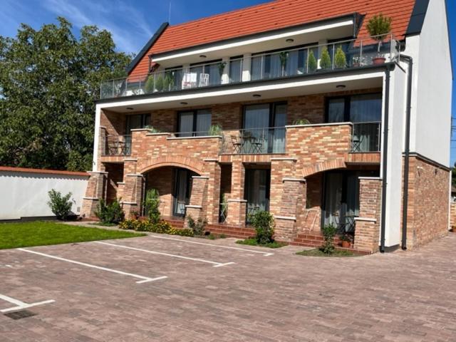 Castellum Apartmanhaz Дьюла Экстерьер фото