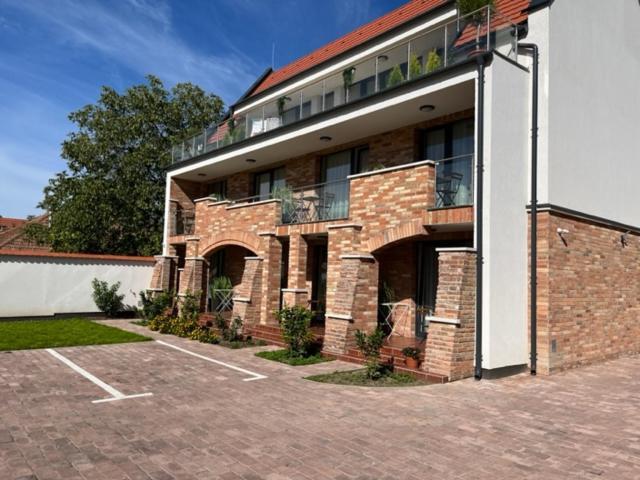 Castellum Apartmanhaz Дьюла Экстерьер фото
