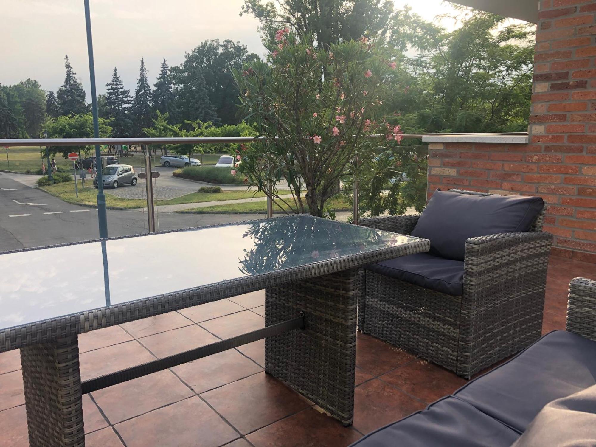 Castellum Apartmanhaz Дьюла Экстерьер фото
